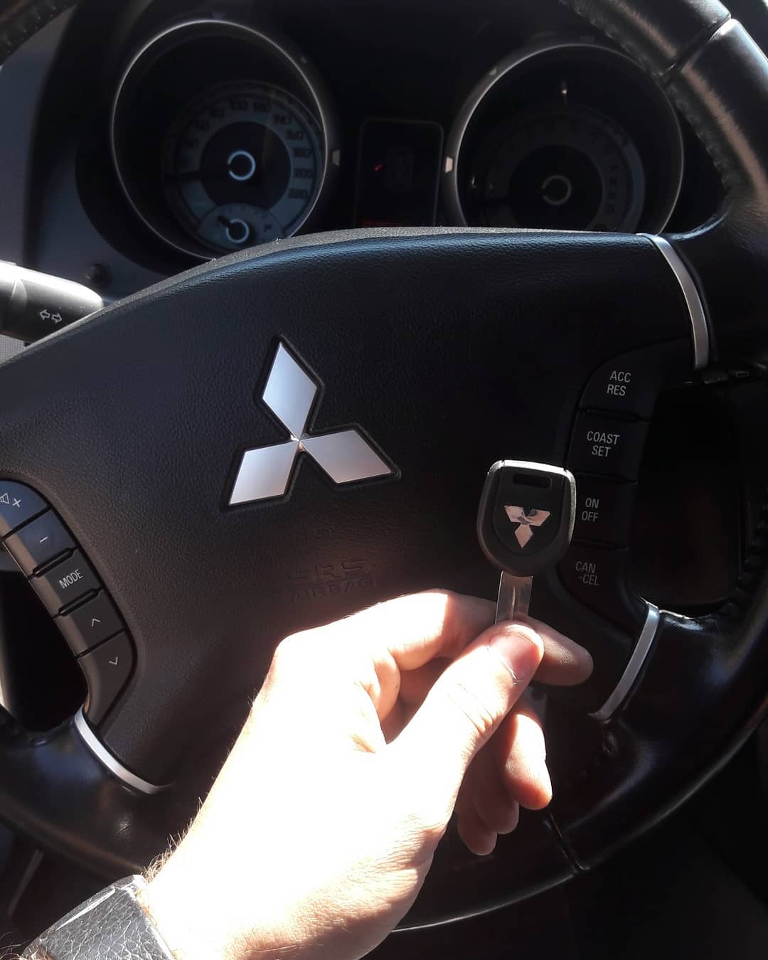 ключ для автомобиля Mitsubishi Pajero