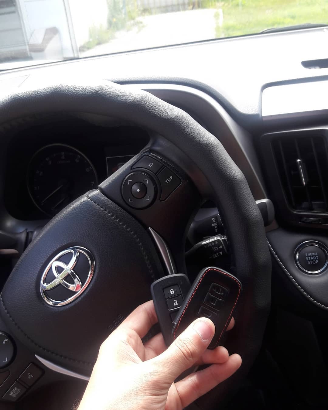 ключ в автомобиль Toyota Rav4