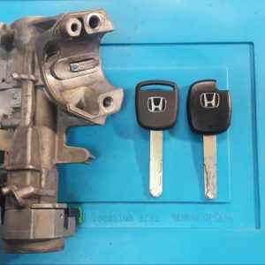 Девушка попыталась завести двигатель автомобиля Honda Fit