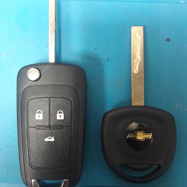 Chevrolet Cruze на выкидном ключике порвались кнопки и сломался держатель выкидного лезвия