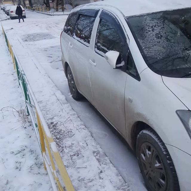Toyota Wish запустил двигатель, вышел из машины и случайным образом двери заблокировались