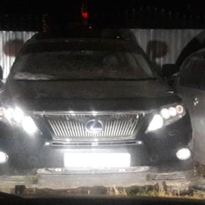Мастер компании открыл Lexus Rx450H через замочную скважину двери, без отгибания двери