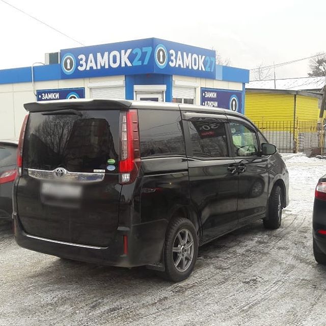 Запрограммировали кнопки открытия и закрытия Toyota Noah и изготовил механический ключ под Remote с логотипом