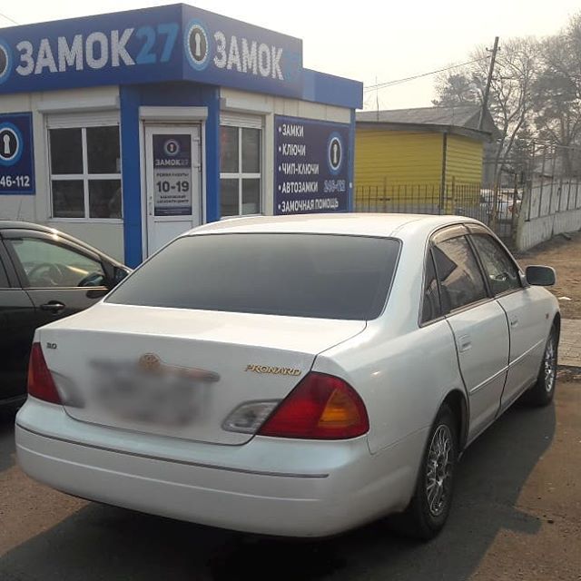 Toyota Pronard 2000 запрограммировали кнопки выкидного ключа в систему автомобиля