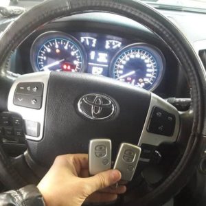Изготовили два механических ключа в смарты Toyota Land Cruiser 200