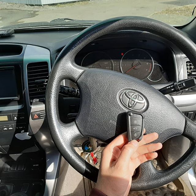 Toyota Land Cruiser Prado сломался оригинальный ключ с кнопками