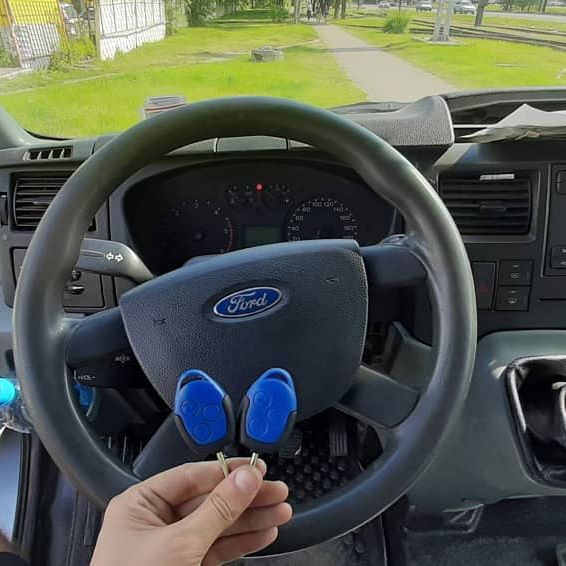 Ford Transit необходимо было запрограммировать оригинальный чип ключ с кнопками в корпусе синего цвета