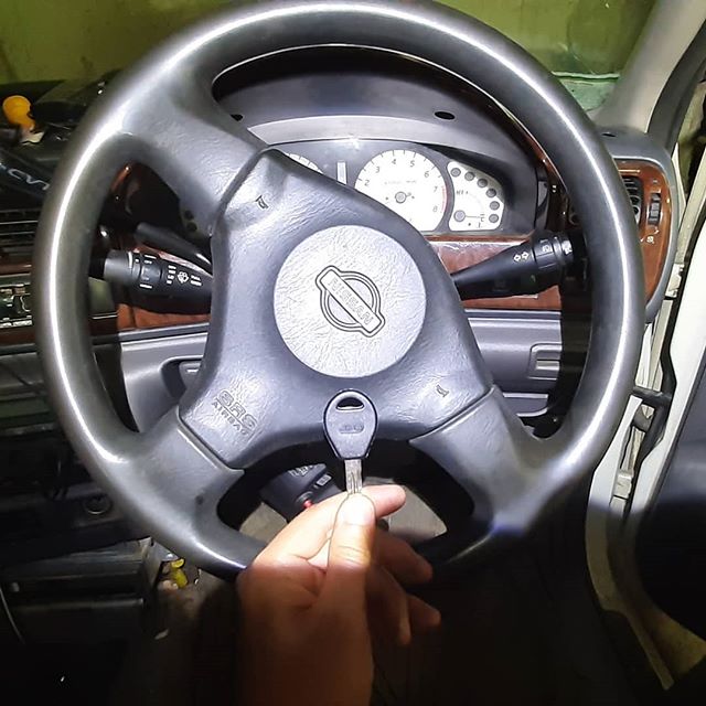 Nissan Rnessa попытался сам демонтировать замок зажигания с рулевой колонки