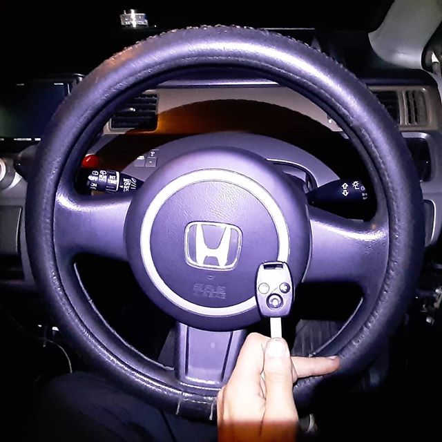 Девушка уже второй раз теряет ключи от своего автомобиля Toyota Vitz
